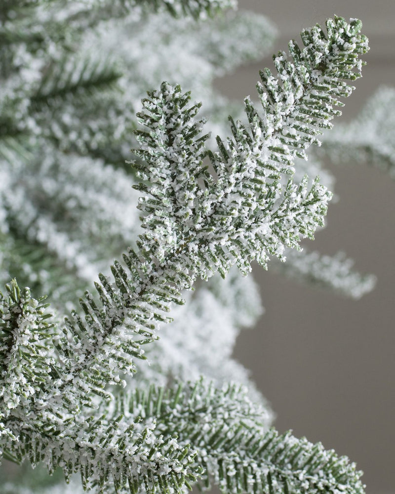 Árvore de Natal Nevada com Galhos Nevados, Suporte Metálico e Micro LEDs Embutidos