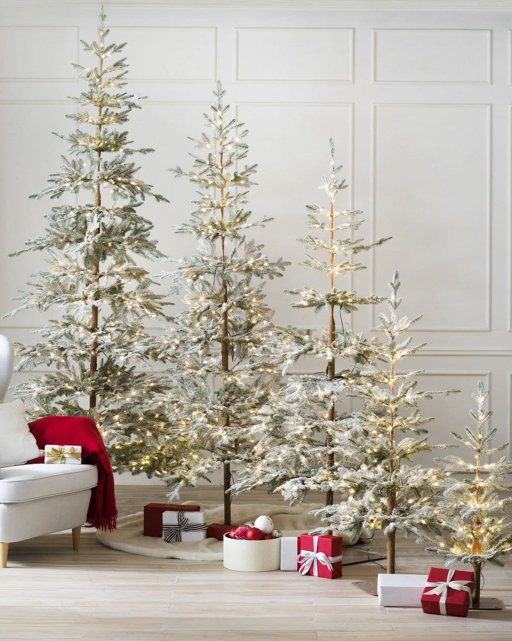 Árvore de Natal Nevada com Galhos Nevados, Suporte Metálico e Micro LEDs Embutidos